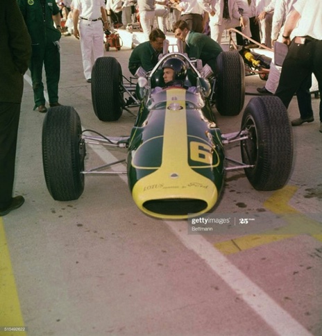 Jim Endruweit travaille sur le moteur de la Lotus 29 pendant les essais